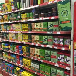 Regal mit Matekraut im Supermarkt