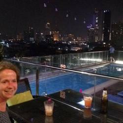 Rooftop-Bar des Hotels bei Nacht...