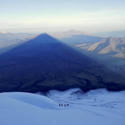 Schatten des Cotopaxi, im Hintergrund links die Ilinizas, rechts der Rumiñahui, wo wir oben waren