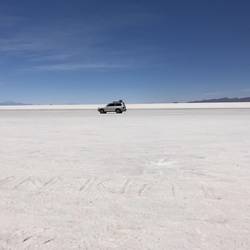 Die 4WD Jeeps rasen über den spiegelglatten Salzsee