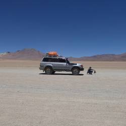 Chauffeur onder de auto bij de stop. .