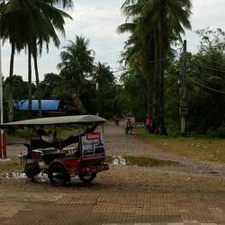 Ein Tuk-Tuk Fahrer wartet auf Kundschaft am Bahnhof