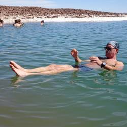 Bei 400g Salz auf einen Liter Wasser schwimme ich bequem oben...