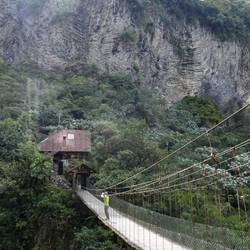 Hängebrücke und beeindruckende Felsformationen im Hintergrund