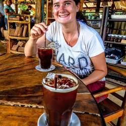 Frisch gerösteter Laos Kaffee auf einer kleinen Kaffeefarm