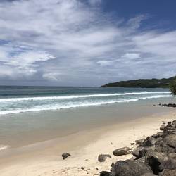 Strand direkt an der Stadt