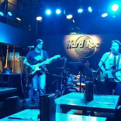 Nach einem anstrengenden Tag gab es ein maßlos überteuertes Bier im Hard Rock Cafe! Aber mit Live Musik!