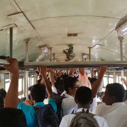 Der moderne Zug von Colombo nach Dehiwala