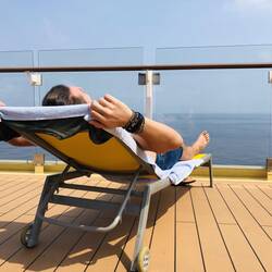 Sonnenbaden auf Deck 14