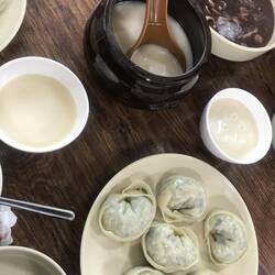Dumplings en home-made makgeolli