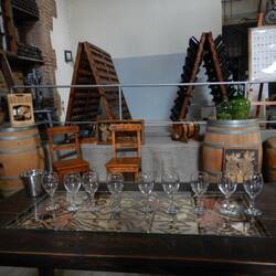 Klassische Degustation im Weinkeller