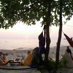 Lisa und ich genießen den Sonnenuntergang in unserer Stammbar am Strand 😍