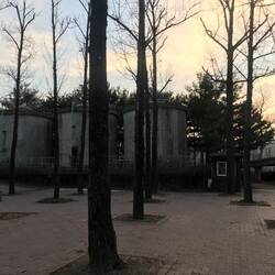 Een oud waterzuiveringsstation op een eiland in de Han, nu gebruikt als park