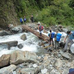 Enge brug met al onze bagage