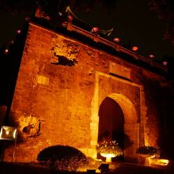 Nördliches Tor zu der Zitadelle, vom Indochinakrieg gezeichnet