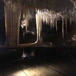 Eine der größten Cave Formationen der Welt & ja es hängt über dem Wasser