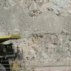 Riesiger 120t Minen-LKW