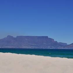 Die Sicht auf den Tafelberg von dem Vorort Table View (Blouberg Beach)