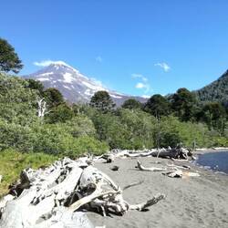 Lago Huenfuica mit Vulkan Sollipulli