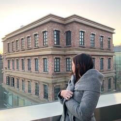 De reden waarom deze coffeeshop populair is: het 'roze Europese' gebouw ernaast