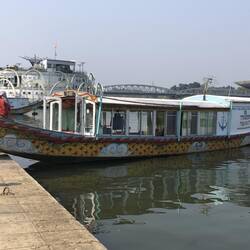 Notre bateau dragon pour se rendre a la Pagode Thien Mu
