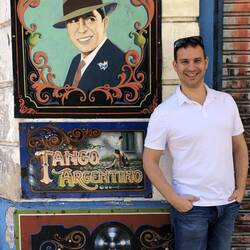 Alain mit Carlos Gardel, einer der wichtigsten Tangomusiker