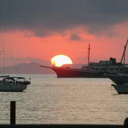 Sonnenaufgang im Hafen von Puerto Ayora