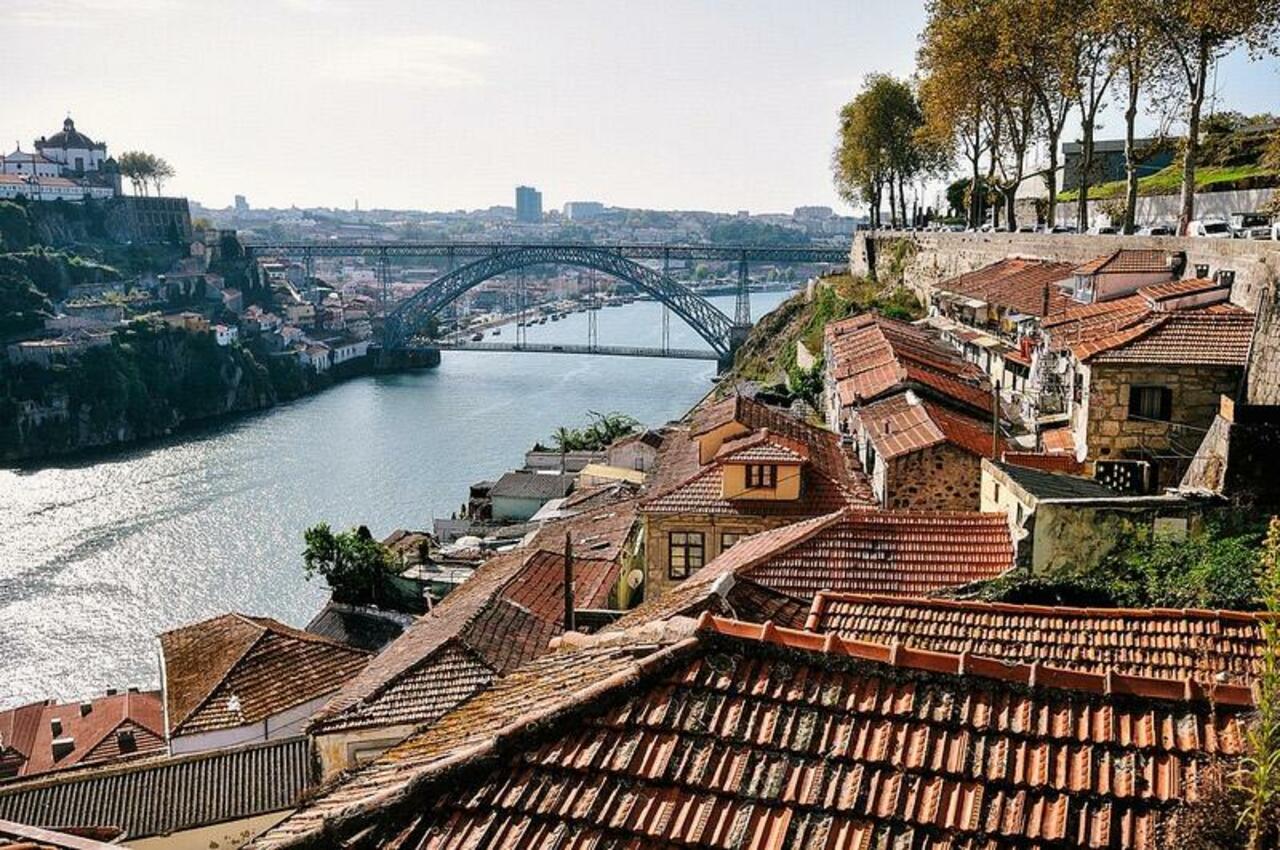 Porto is on the right, Vila da Gaia on the left, Ribiera down below