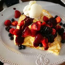 Mein Crépe - mit Zitronenmousse gefüllt, mit Beeren und einer Zitronen Eiskugel garniert