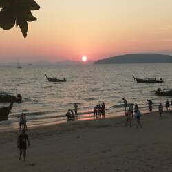 Letzter Sonnenuntergang über dem Meer