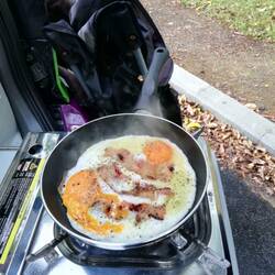 Spiegelei mit Speck