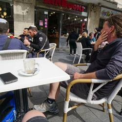 Hoffentlich nicht geladen, da Armin's Knie direkt in der Richtung ist😂