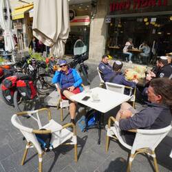 Allgegenwärtig....Kippa und Maschinengewehr um die Schulter😶