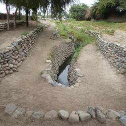 Aquaduct met nog steeds water