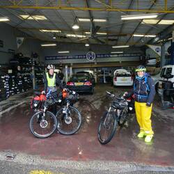 Bei Eric in der Garage durften wir unsere Räder reinigen