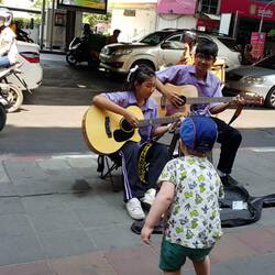 Von der Musik hat man nicht einen Ton verstanden, da der Lärm der Straße viel zu laut war.