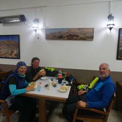 Im warmen Lokal und dann noch 🔨 gute Falafel