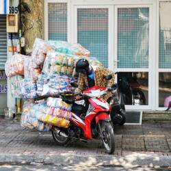 Überladener Motorroller - Hoffe er hat nichts vergessen