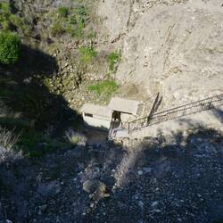 Der Abstieg zum 36 m tiefen und 60m langen Stollen der zur Quelle führt