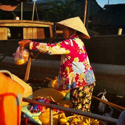 Verkäuferin auf dem Mekong