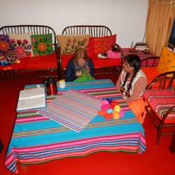 Maribel zeigt mir wie sie Kunsthandwerk macht