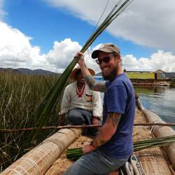 Dani beim Schneiden von neuem Schilf
