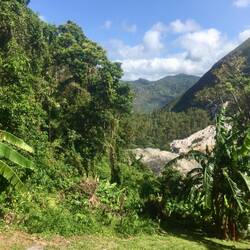 Blick auf den Krater hinab