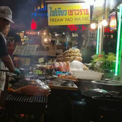 In China town gibt es überall frischen Fisch, der auf der Straße auf Grills bzw. Feuerstellen zubereitet wird.