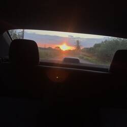 Sonnenuntergang im Rückspiegel