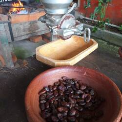 Het malen van de cacaovrucht, 100% cacao @ Chocoladefabriek