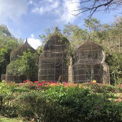 Lokale zoo Nispero: kooi van de ara's