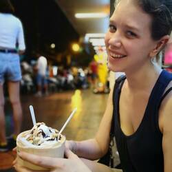 Kokosnusseis mit Erdnüssen und Schokosoße😍