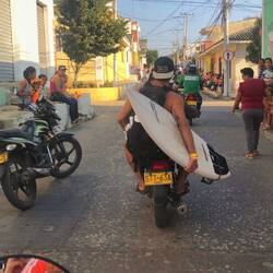 Surftaxi zur perfekten Welle