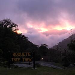 Zonsondergang vanuit onze lodge!